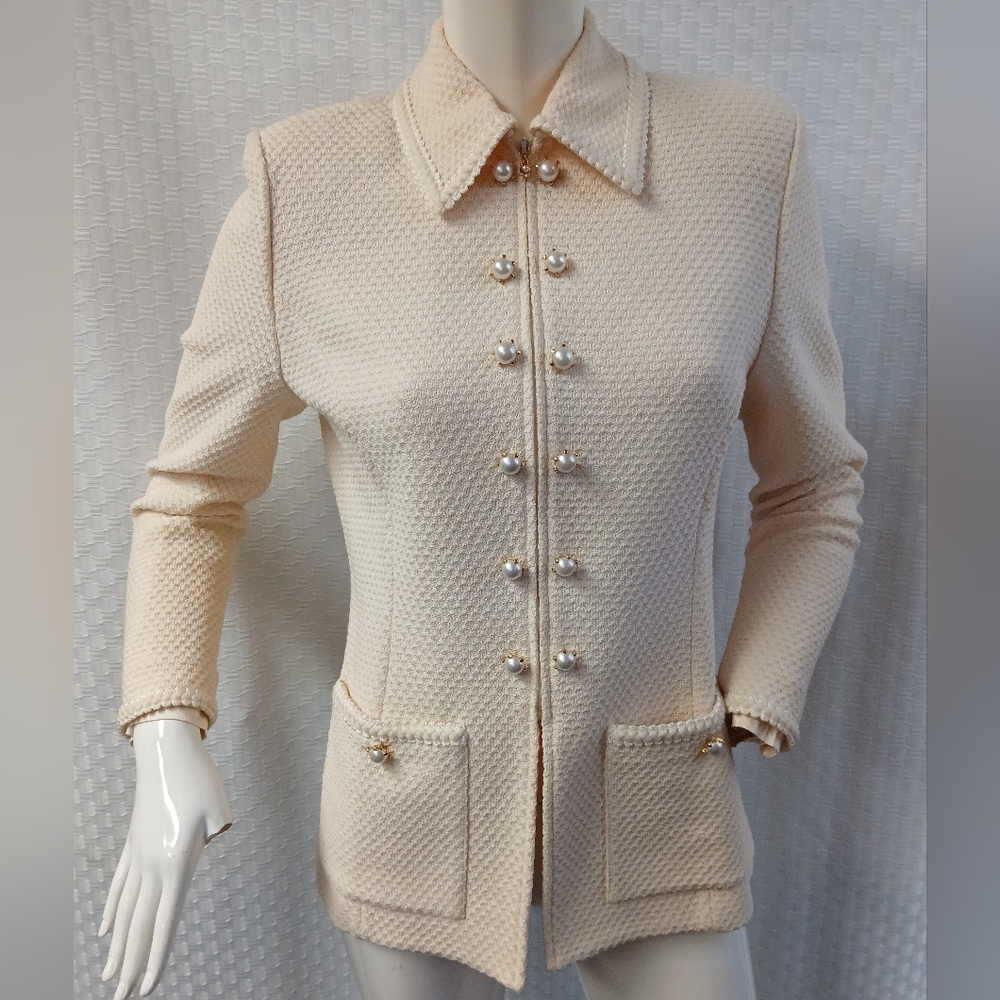 Rare St. John Cream Blazer with Structured Collar and Fitted Silhouette